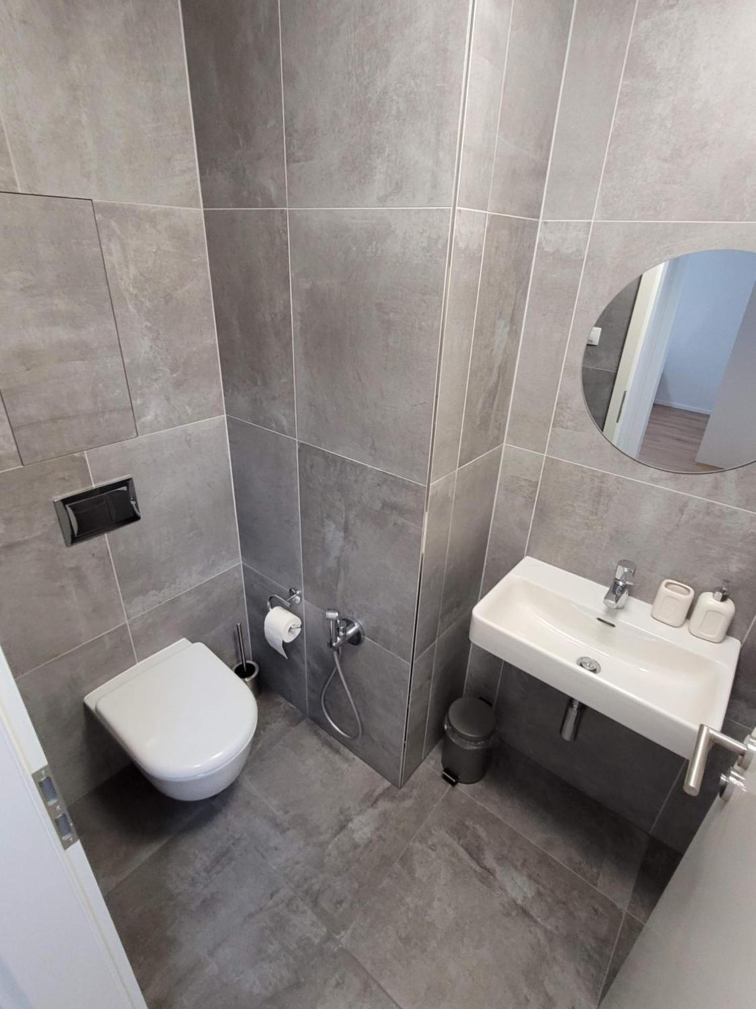 Newly Built With Balcony, Ac And Free Indoor Garage Lejlighed Prag